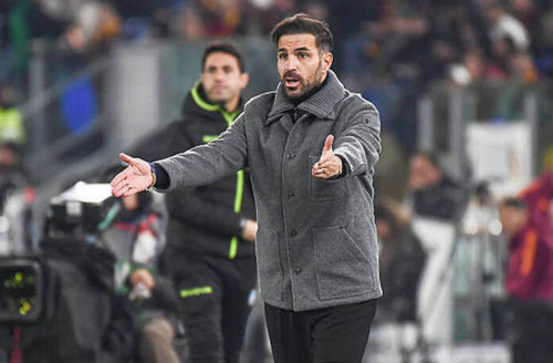 Cesc Fabregas saat laga AS Roma vs Como 1907 Getty Images 696x456.jpg