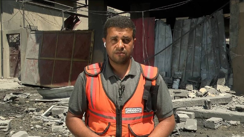 الناطق باسم الدفاع المدني في غزة محمود بصل: آلاف المنازل في القطاع مهددة بالانهيار في أي لحظة، ما يشكل خطرًا جسيمًا على حياة المواطنين، وقد حذرنا العا...