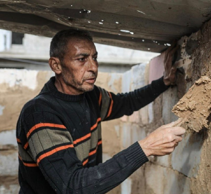 بسبب الحصار ومنع دخول الإسمنت وتنصل الاحتلال من الإغاثة والإيواء، يبني المصاب بالسرطان أحمد المبحوح من مخيم البريج منزلاً بالطين بيديه بأساليب بدائية....