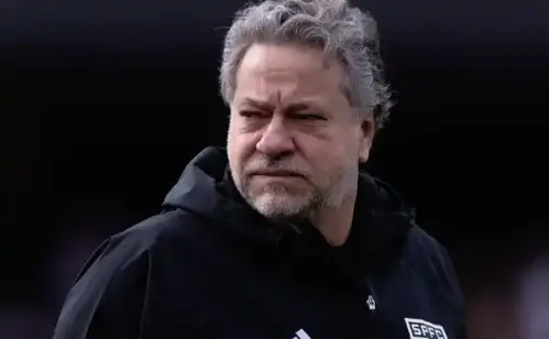 Pode cair? Comentarista alerta de escândalo de desvio de ingressos pode derrubar Casares da presidência