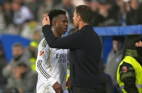 Vinicius Junior dipeluk Xabi Alonso Getty Images 696x456.jpg