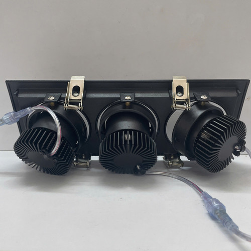 den downlight am tran chieu diem spotlight ba bong led philips inside idlbv108 led24 3x8w 4000k blac.jpg