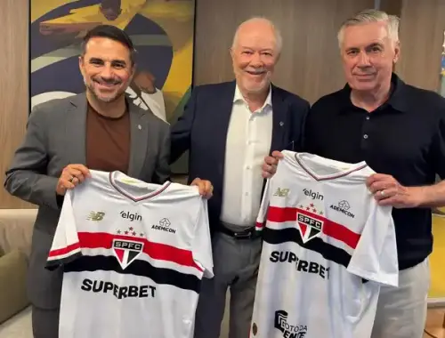 Massis presenteia Ancelotti com camisa do São Paulo durante reunião na CBF