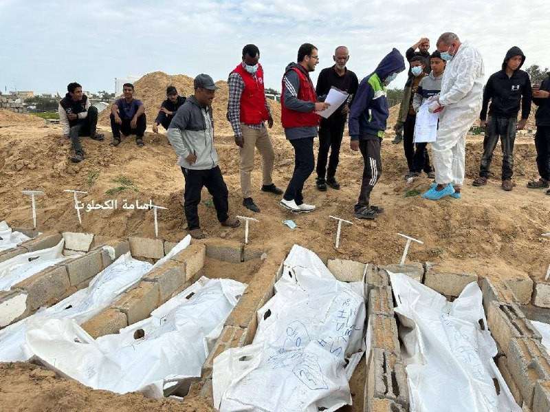 في مقبرة بلا أسماء بدير البلح، تم اليوم دفن 15 جثمانًا جديدًا مجهول الهوية، ممن سُلّمت جثامينهم من الاحتلال بلا أسماء ولا وداع… ربما بينهم من فقدوا عا...