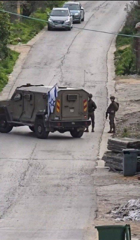 صورة | قوات الاحتلال تغلق الطريق الواصل بين بلدتي عزون وكفر ثلث شرق قلقيلية وتمنع المركبات من المرور....