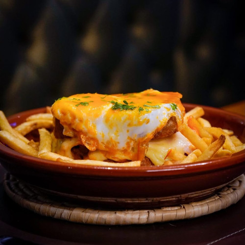 FRANCESINHA À MODA DO PORTO 🇵🇹•Francesinha é um sanduíche típico português, sua receita leva.jpg