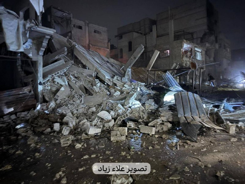 ركام منزل استهدفته طائرات الاحتلال غرب مدينة خانيونس جنوب قطاع غزة....
