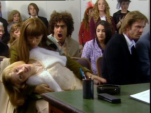 Sos mi vida Ep 97 Carla Peterson faint 2.jpg