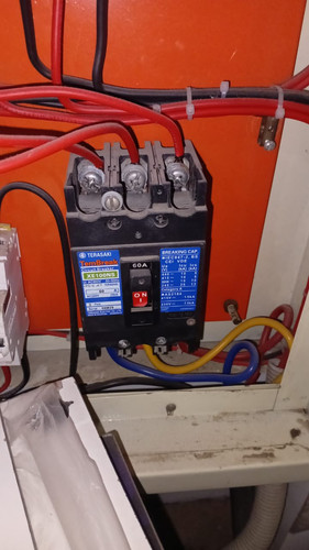 3 phase 60A main TP circuit breaker 200A.jpg