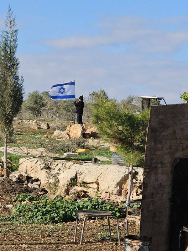 المستوطنون يواصلون استفزاز الأهالي في منطقة المنيا - القرن شرق بلدة سعير شمال الخليل....