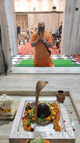 जयपुर श्रीराम मंदिर राजा पार्क में अपनी मां और महादेव के दरबार में 16 12 2025.jpg