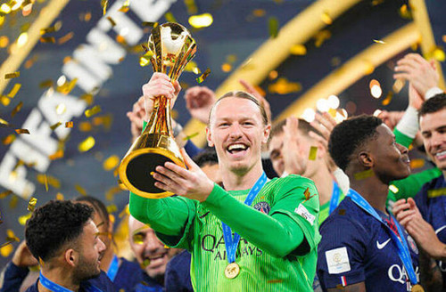 Matvey Safonof dengan trofi Piala Interkontinental Getty Images 696x456.jpg