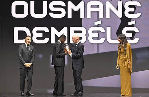 Ousmane Dembele menerima trofi dari Presiden FIFA Getty Images.jpg
