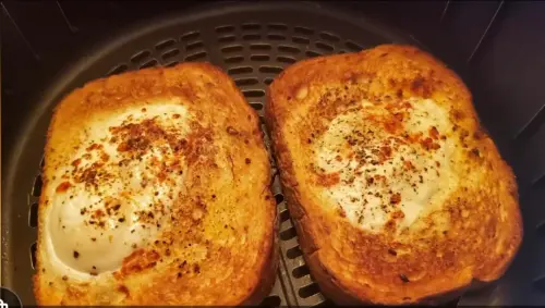 air fryer eggs in a toast or bulls eye v0 dkqxeqk9rpaa1.webp