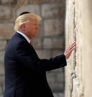 خلال احتفال "الحانوكا" اليهودي في البيت الأبيض، وصف مذيع أميركي ترمب بأنه "أول رئيس يهودي لأميركا". وأضاف المذيع: "قبل ست سنوات كنت هنا، وقلت هذا أول ...