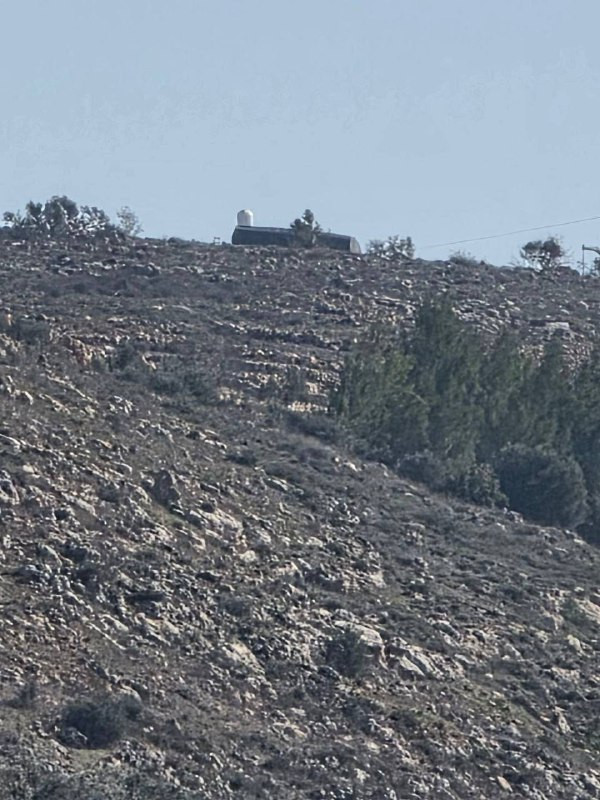 صورة | مستوطنون ينصبون خياماً إضافية في البؤرة الاستيطانية المقامة على جبل قماص، بين بلدتي بيتا وأوصرين، جنوب نابلس...