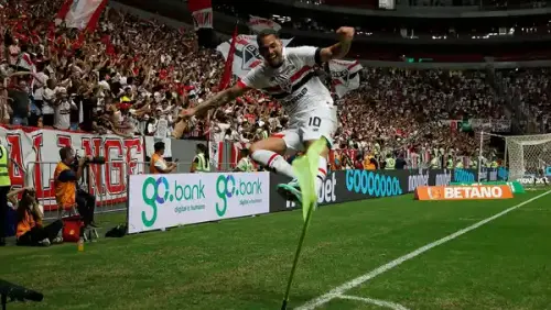 Luciano em xeque: futuro incerto no São Paulo gera especulações e impasse para 2026