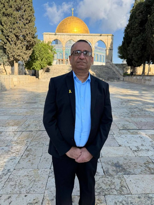 داعماً للإبادة في غزة، ودعاه الاحتلال لزيارة فلسطين والقدس بهدف تلميع صورته أمام الجالية الإسلامية في أمريكا. منصور حسين اقتحم المسجد الأقصى المبارك أ...