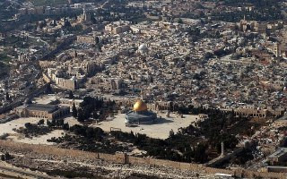 محافظة القدس: - وقعت وزارة أمن الاحتلال وبلدية الاحتلال اتفاقية تعاون تهدف إلى تطوير البنية التحتية الأمنية والعسكرية في القدس المحتلة، وتعد هذه الخطو...