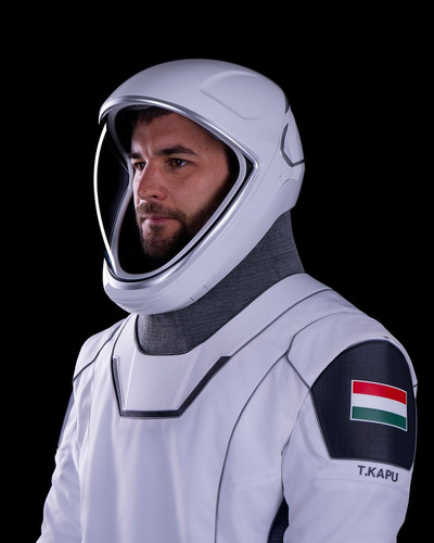 GtLR7nobwAAHB9s.jpg