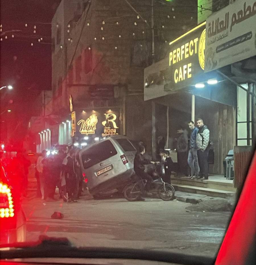 آلية الاحتلال تصدم مركبة فلسطينية وتلحق بها أضراراً في المنطقة الجنوبية بمدينة الخليل...