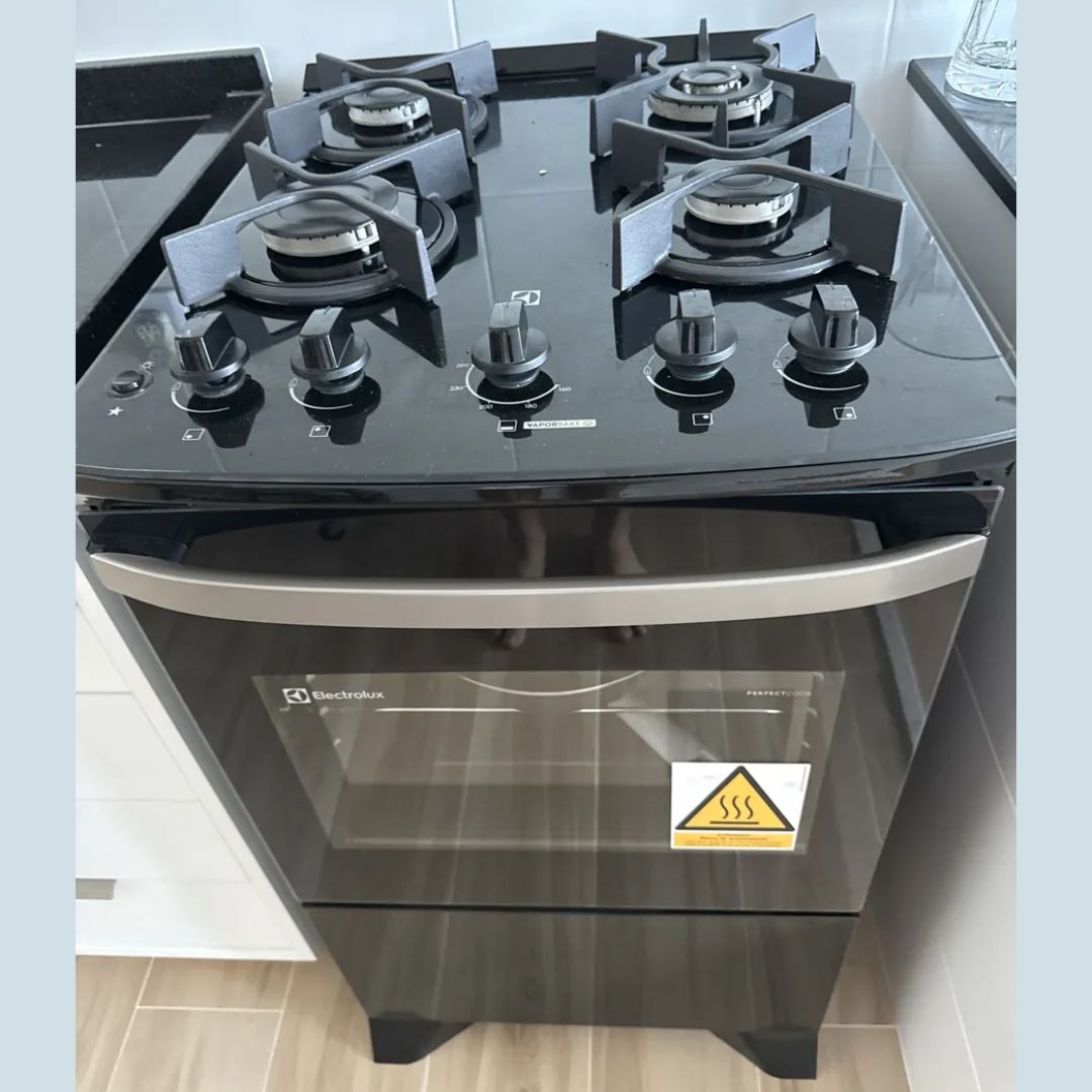 Electrolux Fogão 4 bocas Electrolux Preto Efficient Mesa Vidro, Tripla Chama e PerfectCook (FE4GB) Bivolt