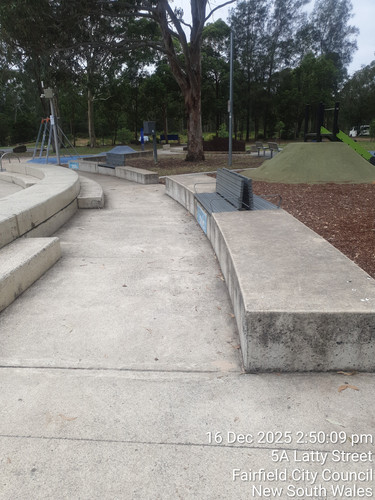 concreteseat8m.jpg