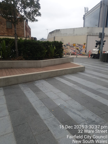 plazaconcreteseatwall.jpg