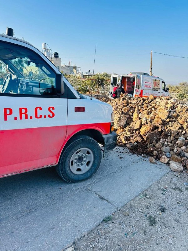 جانب من المعاناة في نقل المرضى بعد إغلاق قوات الاحتلال جميع مداخل بلدة بيت أمر شمال الخليل، مع استمرار العملية العسكرية في البلدة....