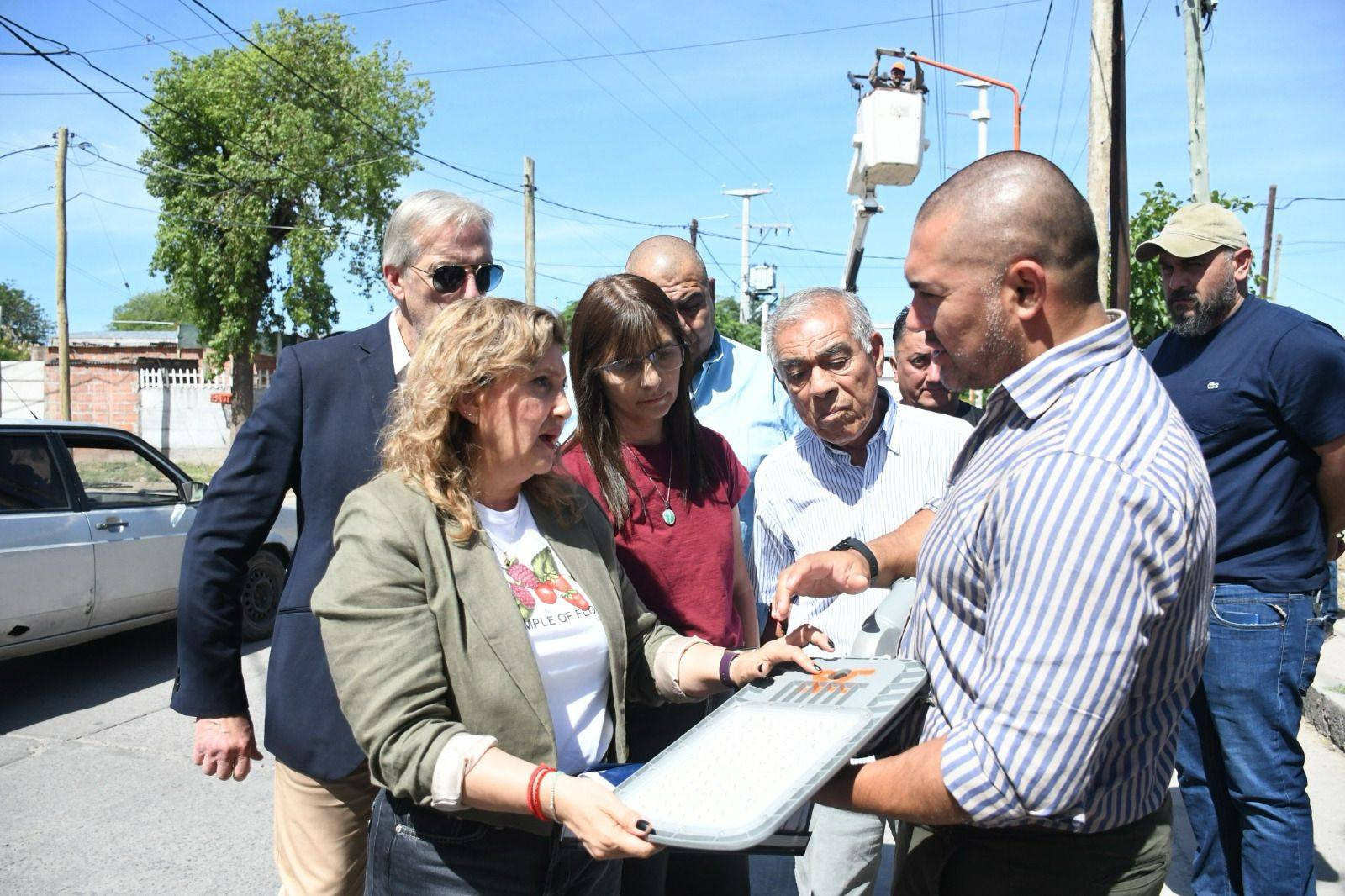 La intendente Fuentes supervisó la obra de iluminación de las calles Islas Malvinas y Pablo VI