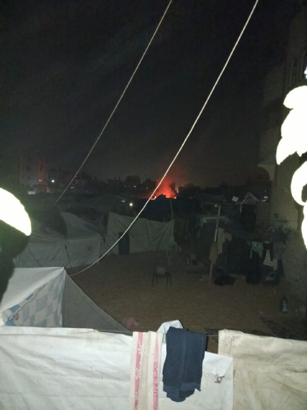 مسيرة إسرائيلية تقتحم وتقوم بقصف خيمة في محيط أرض البراق، غرب مدينة خان يونس، جنوب قطاع غزة....