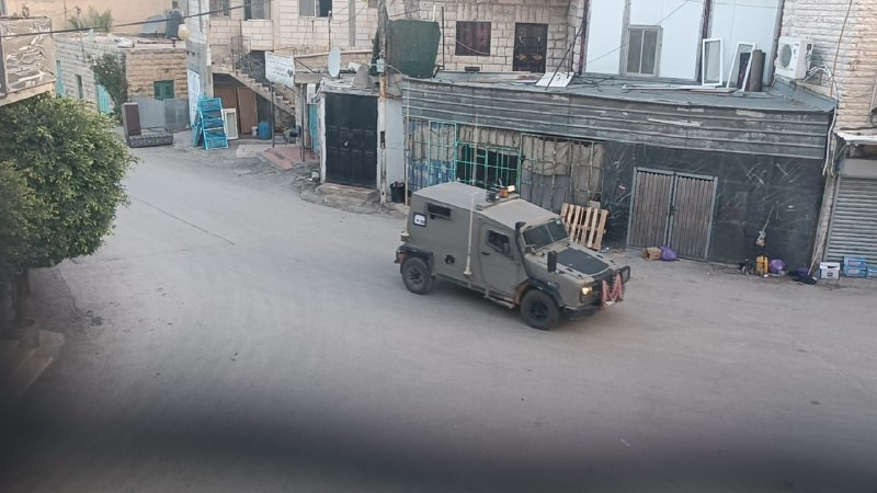 يواصل الاحتلال شن هجومه الكبير على بلدة بيت امر شمال الخليل بعد عملية اطلاق النار التي نفذها شابان من الخليل وبيت امر أمس، حيث اعتقل جيش الاحتلال حتى ...