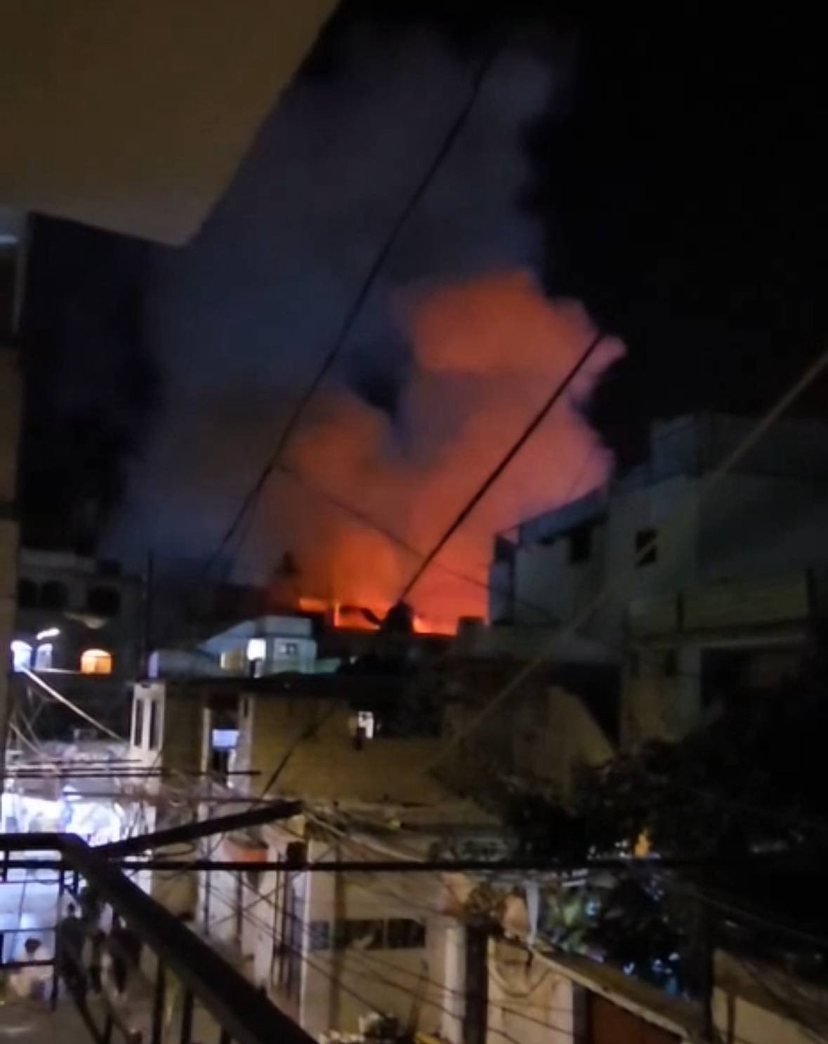 مصادر لبنانية: ثلاث صواريخ استهدفت مركبة في مدينة صيدا جنوب لبنان...