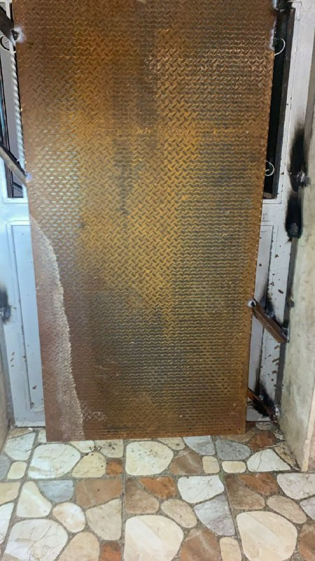 قوات الاحتلال تقتحم منزل الشهيد وليد محمد خليل صبارنة في بلدة بيت أمر شمال الخليل، وتقوم بإغلاقه وتُجبر العائلة على مغادرته....