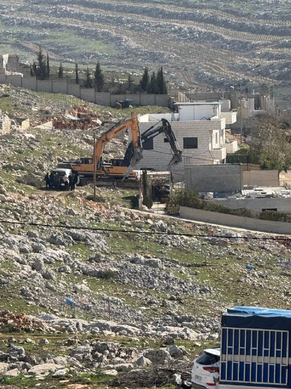 صورة| جيش الاحتلال يواصل تنفيذ عمليات هدم لمنازل فلسطينيين في منطقة التعاون العلوي بمدينة نابلس....