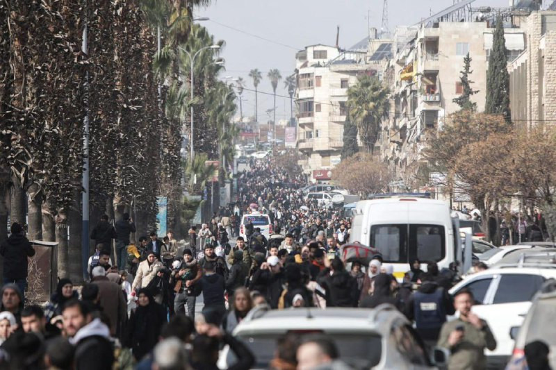 منصات سورية: تظهر مشاهد نزوح عشرات الآلاف من أبناء حلب السورية، بعد أن قامت الميليشيات الإرهابية المدعومة من حزب العمال الكردستاني بقصف المساكن والأحي...