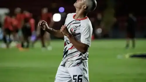 São Paulo promove Nícolas Bosshardt, aliviando a pressão na lateral-esquerda em meio a lesões