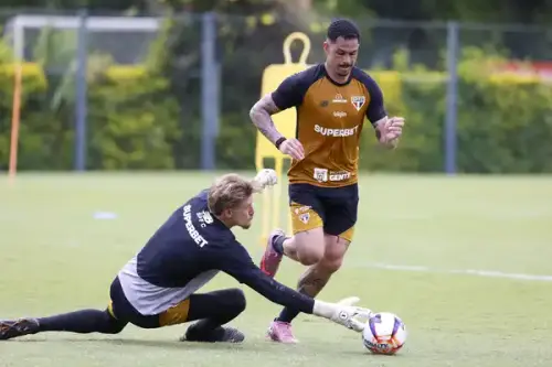 São Paulo intensifica preparação antes do clássico, e torcedores conferem treino dos jogadores