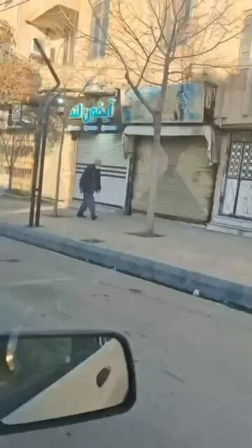 doeizr31UyVu4kza.jpg