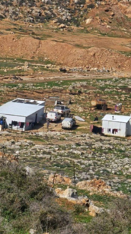 قوات الاحتلال تخطر بوقف العمل في التجمع البدوي في منطقة "وادي مونس" غرب عصيرة القبلية جنوب نابلس....