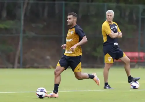 Corinthians consulta Alisson, do São Paulo; Marcelo Paz busca solução em meio a impasse nas negociações