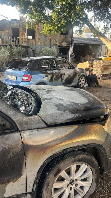 صورة | مركبات الفلسطينيين التي أحرقها المستوطنون خلال هجومهم على مصنع الجنيدي ومحيطه قرب قرية دير شرف، شمال غرب نابلس....
