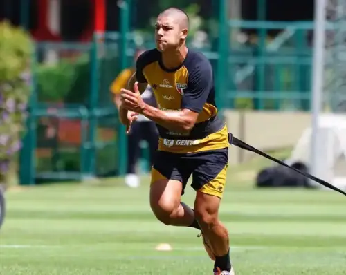 São Paulo reage com treino no CT da Barra Funda e ganha reforço de lateral da base