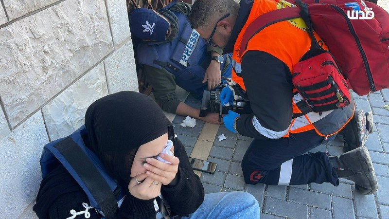 إصابات بالاختناق في صفوف الصحفيين بعد استهدافهم من قبل الاحتلال بقنابل الغاز خلال تغطية الهدم في منطقة التعاون العلوي بنابلس....