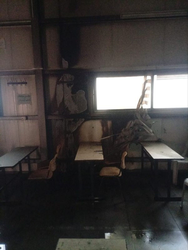 آثار إحراق مليشيات المستوطنين مدرسة قرية جالود جنوب نابلس بعد إضرام النيران فيها وكتابة شعارات عنصرية معادية للفلسطينيين فجر اليوم....