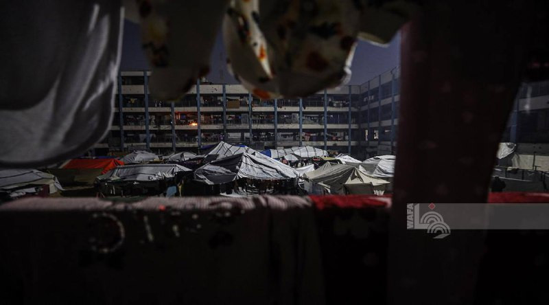 يعيش النازحون في مدينة غزة أوضاعًا إنسانية صعبة داخل خيام وملاجئ مؤقتة في مدرسة تابعة للأونروا بعد تدمير الاحتلال لمنازلهم....