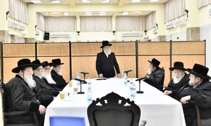 يجتمع مجلس حاخامات منظمة أغودات يسرائيل الحريدية الليلة، وقد يكون الهدف من الاجتماع تحديد مصير الائتلاف الحكومي وموعد الانتخابات....