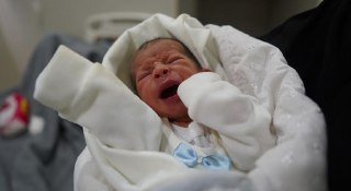 د. أحمد الفرا رئيس قسم الأطفال والولادة بمجمع ناصر الطبي أشار إلى تسجيل ارتفاع شهري في حالات التشوهات الخَلقية بين مواليد غزة، شملت عيوبًا في القلب وا...