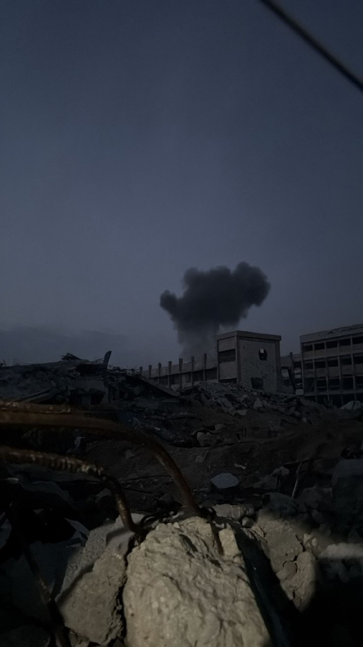 طيران الاحتلال يشن غارة على محيط فندق المشتل، شمال غرب مدينة غزة....