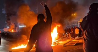 تتصاعد الاحتجاجات في إيران، حيث يحاول الجيش تفريق المحتجين في عدة مناطق. وتستمر الاحتجاجات منذ 12 يومًا بسبب تدهور الأوضاع المعيشية، مع توسع المطالب ل...